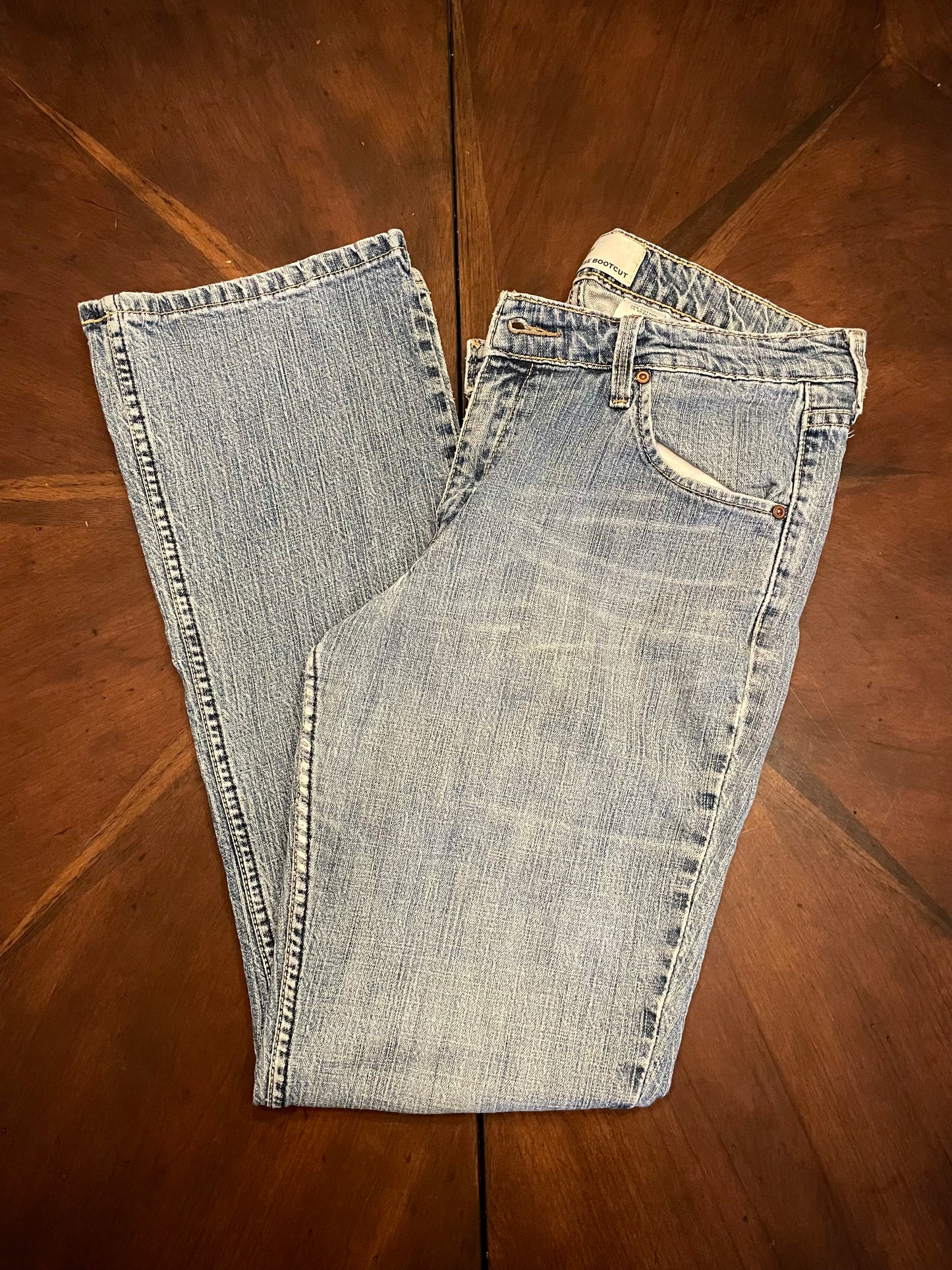 Levi's 5 pkt Low-rise Bootcut Light Wash Jeans with Patch