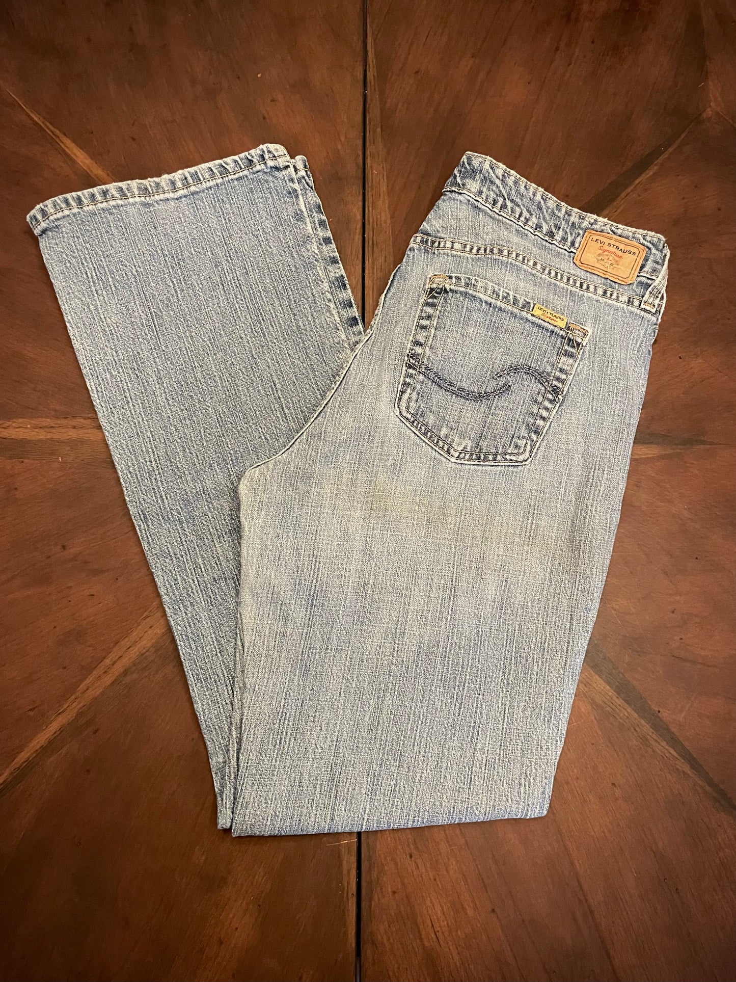 Levi's 5 pkt Low-rise Bootcut Light Wash Jeans with Patch