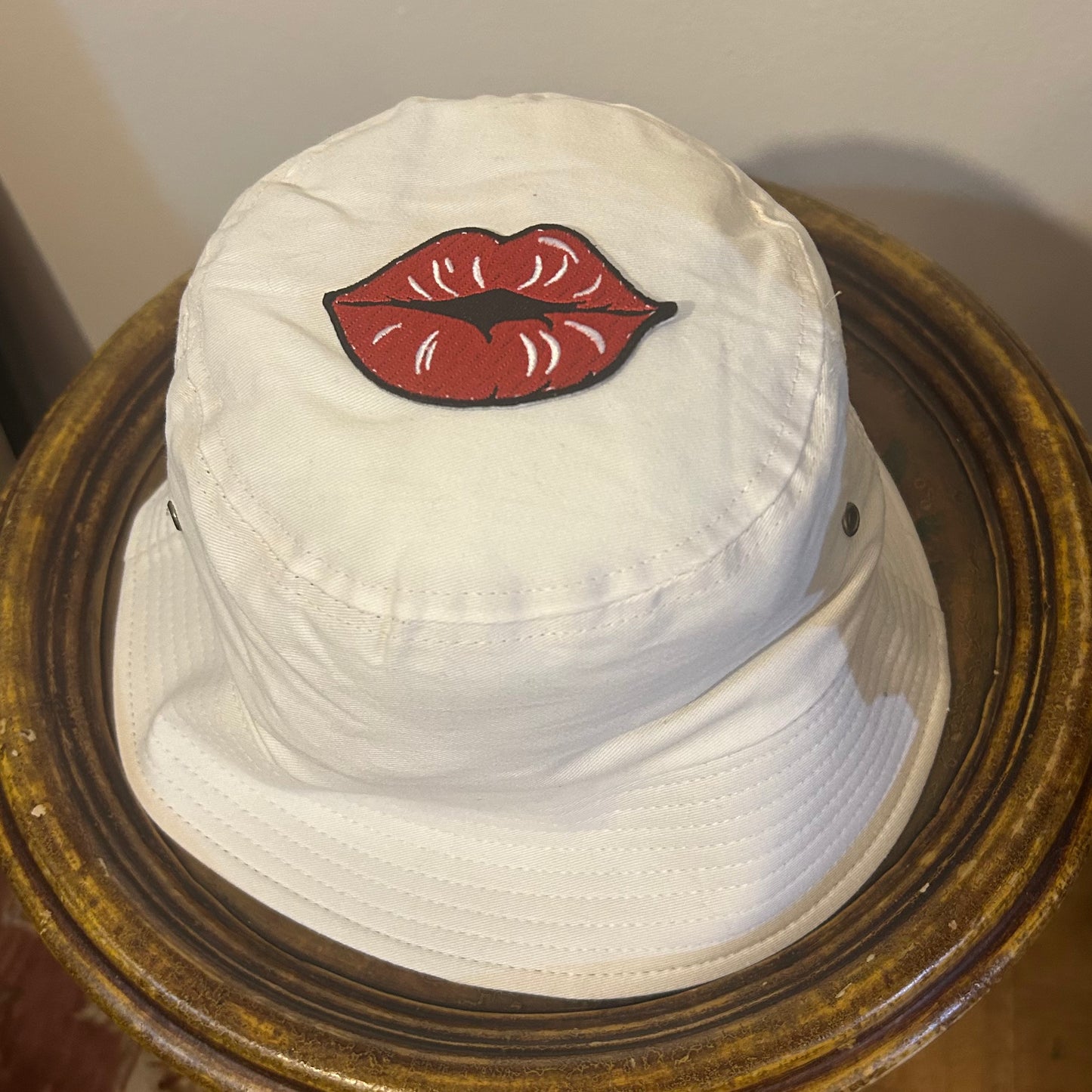 Westend White Bucket Hat with LIPS