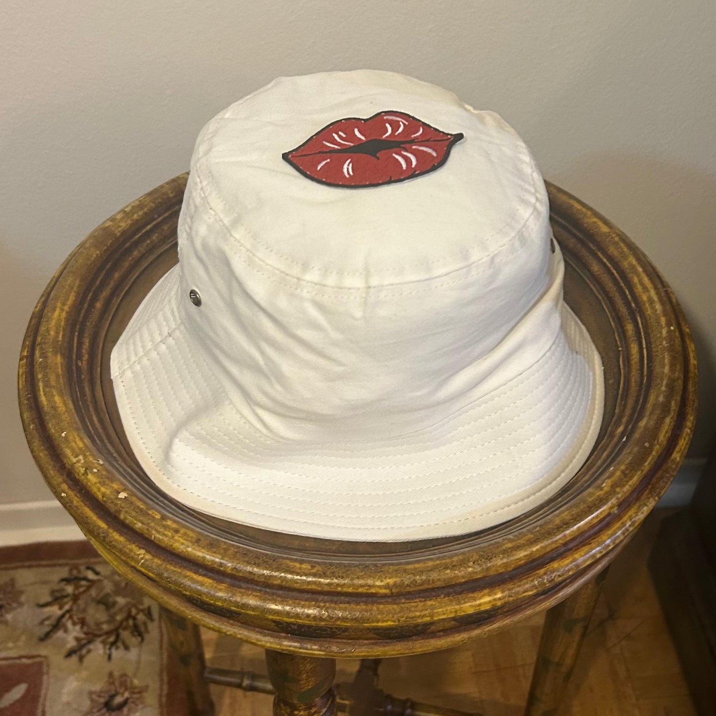 Westend White Bucket Hat with LIPS