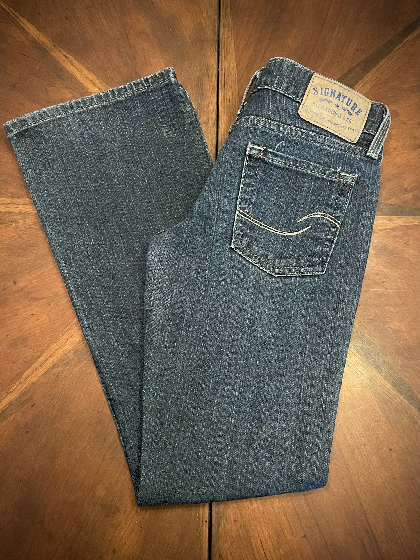 Levi Strauss Low-Rise Straight Leg Dark Blue Jean with Pocket Embroidery