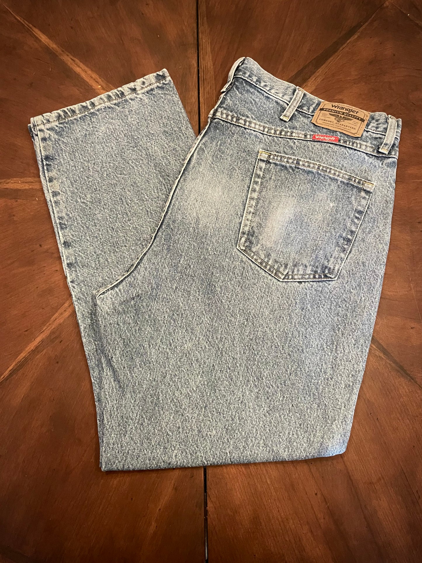 Wrangler 5-Pkt Relaxed Leg High-waisted Blue Jean with Red Label